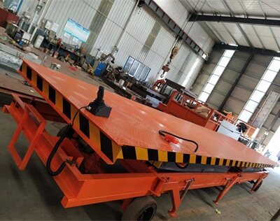 剪叉式裝(zhuang)卸貨升降(jiang)平台 42