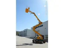 柴油屈(qu)臂式升(sheng)降平台(tai)車