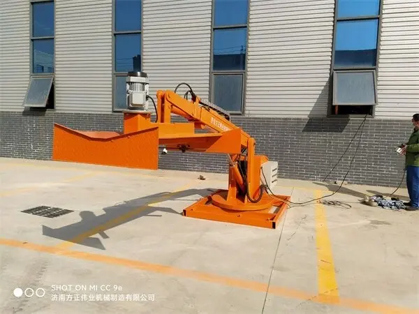 高速(su)公路綠(lü)籬修剪(jian)機