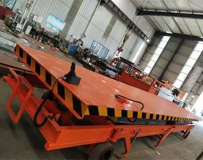 剪(jian)叉式裝卸(xie)貨升降平(ping)台